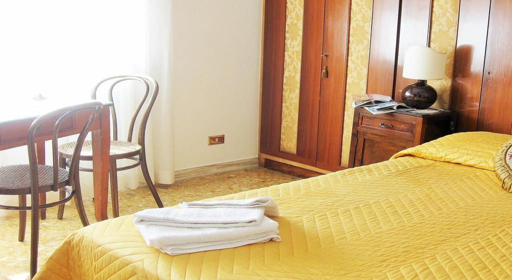 Romulus Rex Hotel Phòng bức ảnh